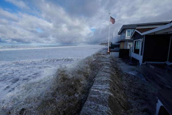 加州海岸的巨浪引发洪水，迫使居民撤离