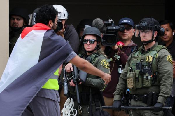 警察从加州大学欧文分校的抗议者手中夺回大楼